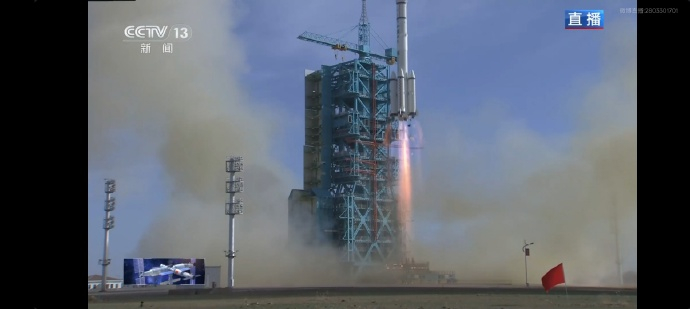 【神舟二十二号飞船发射升空】 北京时间今天12时11分搭载神舟二十二号飞船的长征