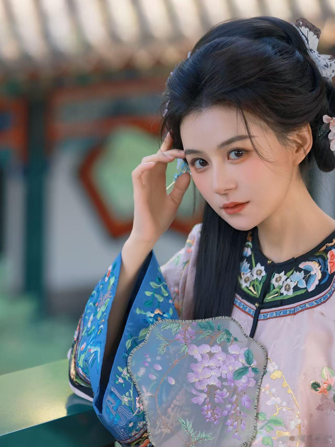 被 的冬至汉服写真美到！古巷光影衬佳人，执伞回眸的瞬间温婉又灵动，这份冬日古韵氛