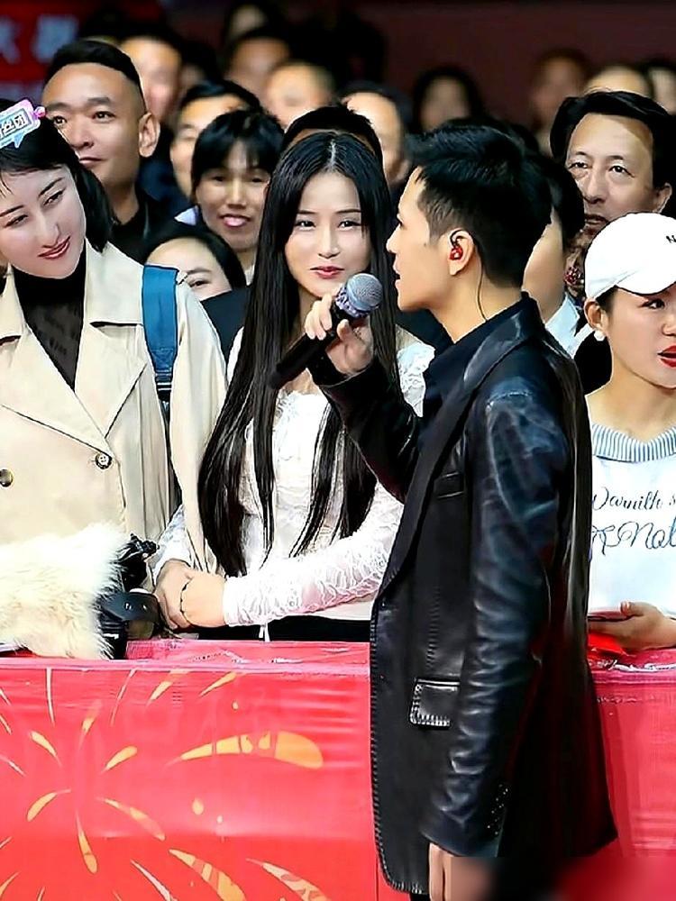 奉节高铁站门口那个索图大舞台，确实火得有点离谱。
 
别看台上那些互动全是老套路