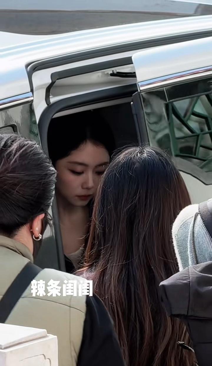 兰香今天答谢宴上班[羞嗒嗒]

松韵好温婉的一身🥹🥹🥹

谭松韵盘发好温婉