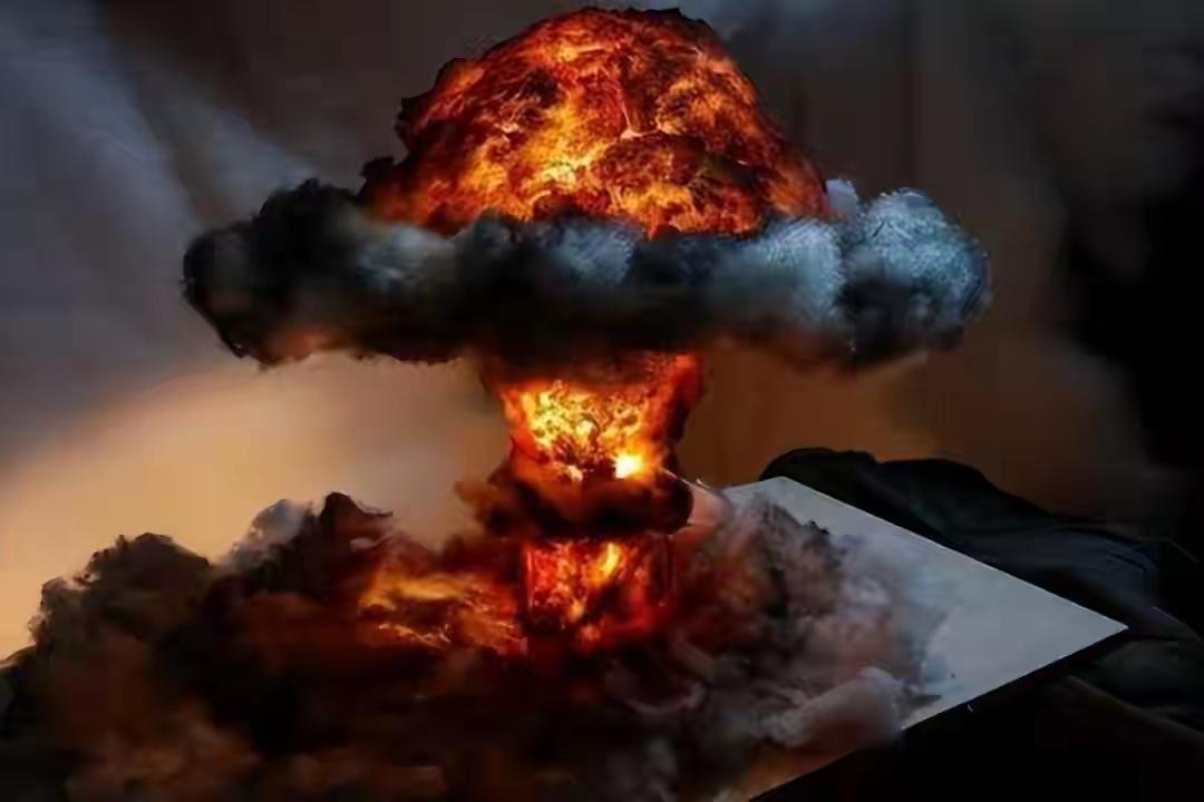 从现在形势判断，美国可能有意怂恿日本拥有核武器，如果这样，第一个受到日本核武器打