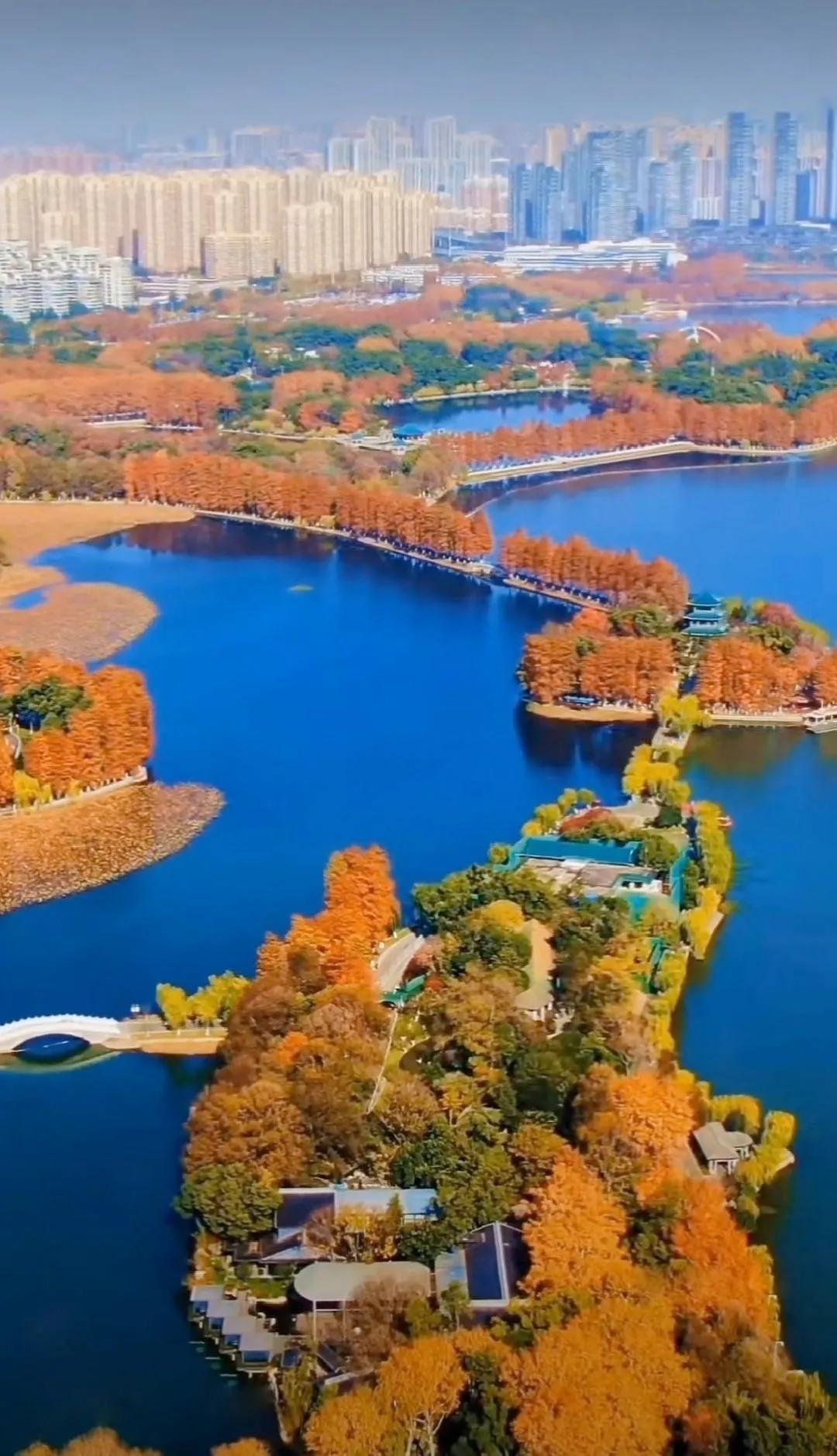 航拍东湖听涛景区，湖水碧蓝如宝石。