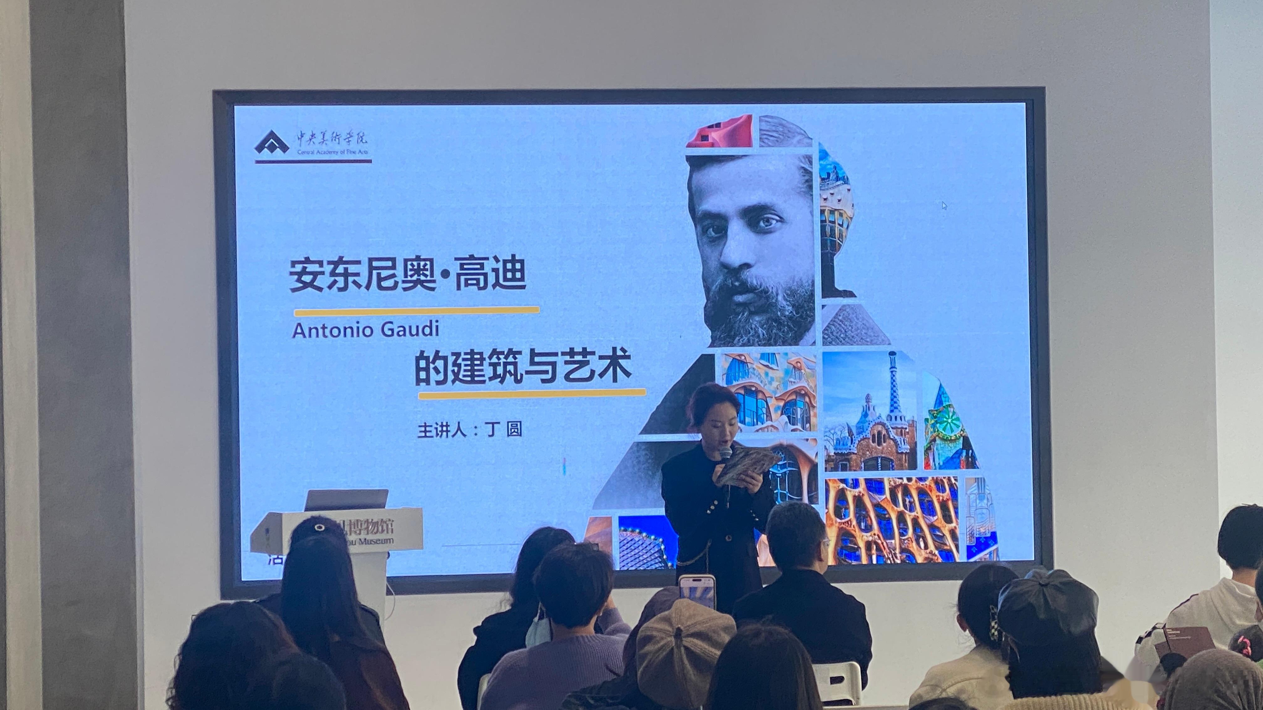 如此美好的秋日，完成今天的半日班，踩着暖阳黄叶骑骑车，看看展，听听课，惬意～ ​