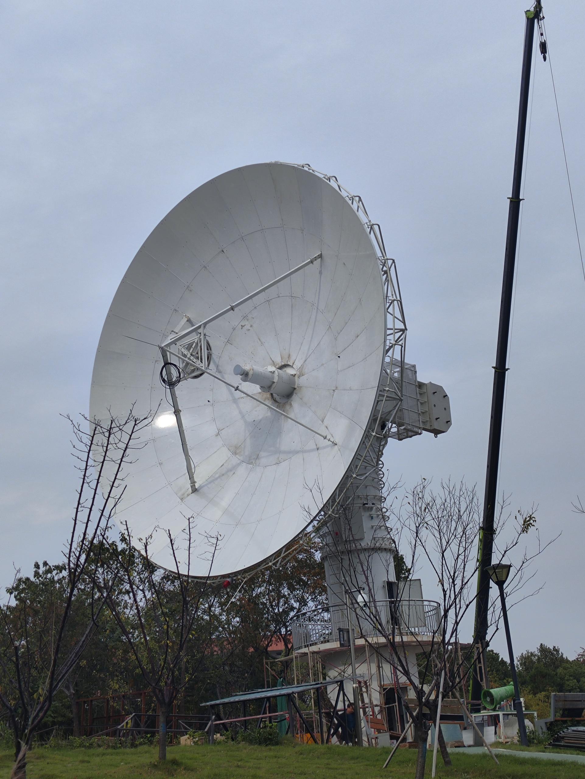 团队的兄弟们奋战数昼夜立起来的13米口径湖南科大站，真是不容易早上4点爬起来赶飞