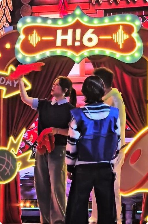 马丽范丞丞乔杉扭秧歌手拿把掐 范丞丞扭秧歌好有活人感马丽一上手秧歌那味儿直接到位