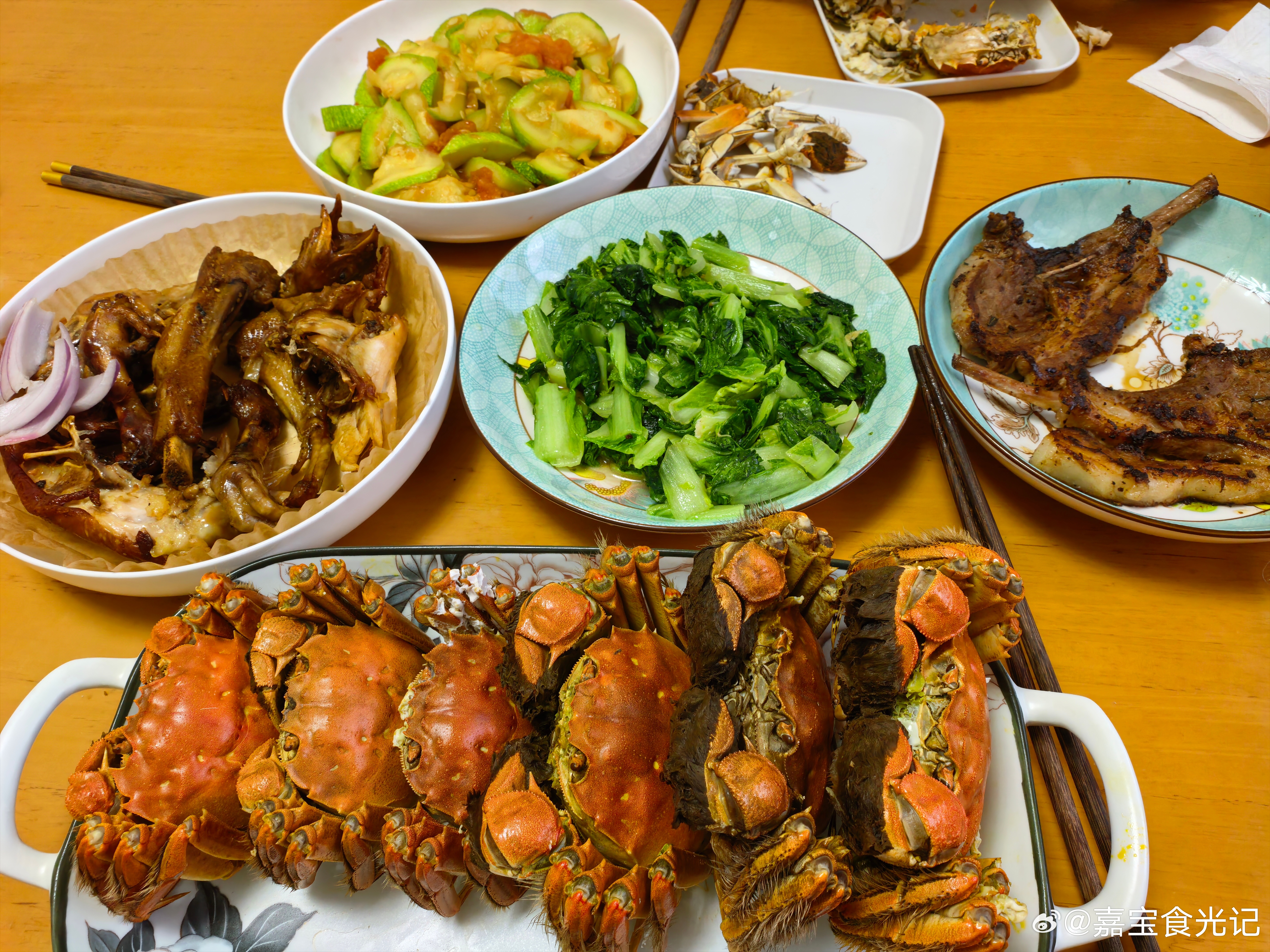 餐桌上，摆好了今晚的晚饭。有孩子喜欢吃的大闸蟹，煎羊排，配上我喜欢的爽口小白菜。