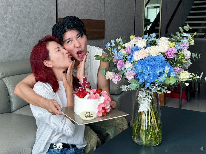 蔡少芬张晋生日合照蔡少芬张晋庆生合照蔡少芬张晋的生日庆生照，感觉他们的感情也太好