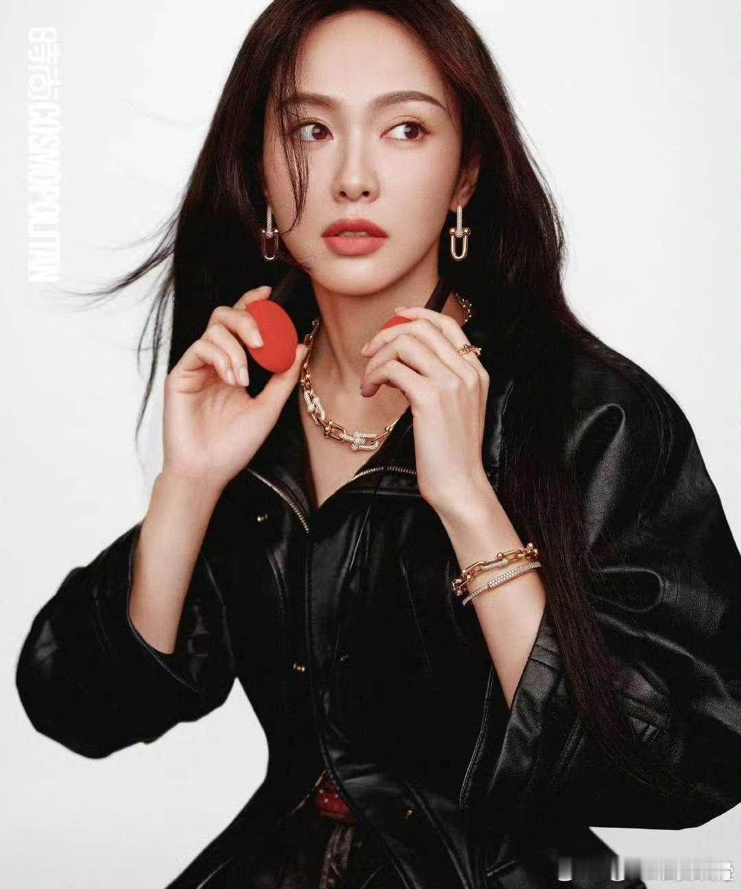 唐嫣 蒂芙尼  唐嫣在星光大赏的表现真是让人惊艳。她不仅穿着美丽，言语间的智慧和