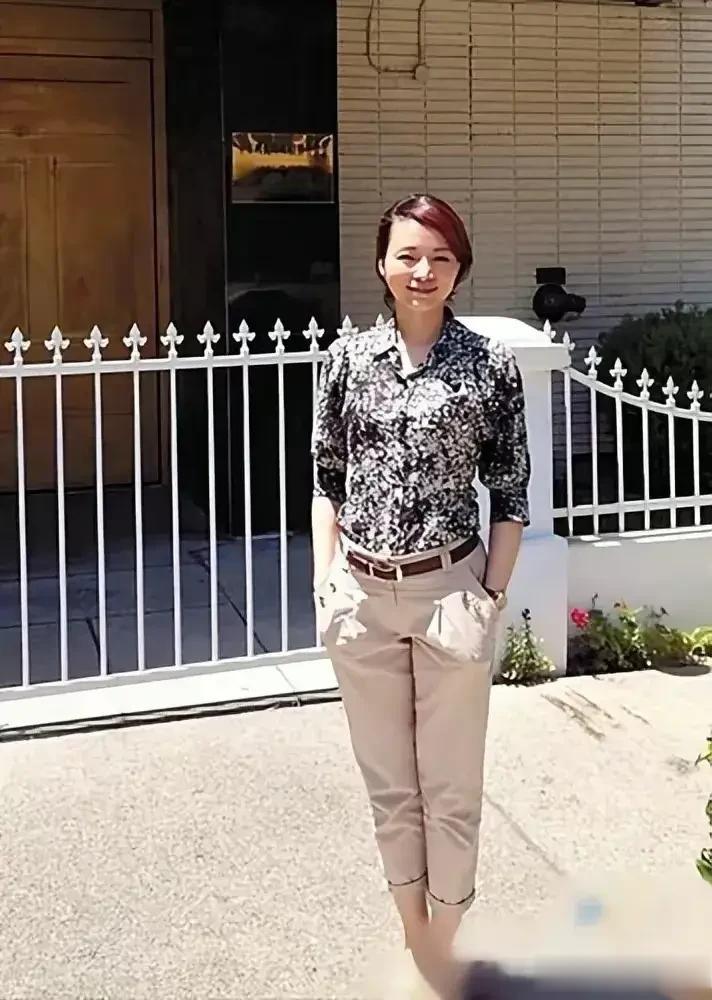 董卿是中国知名主持人，

她以其出色的主持风格和才华闻名。


她端庄优雅，冰清