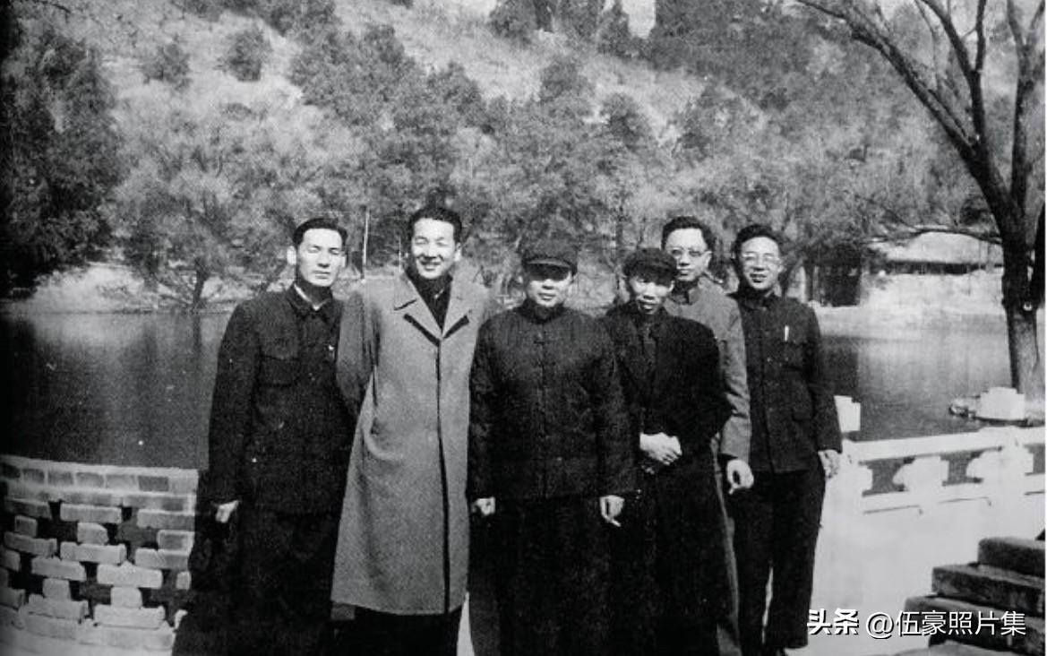 1962年，（左起）刘复之、李广祥、汪金祥、梁国斌、凌云、王宁等在玉泉山合影，不
