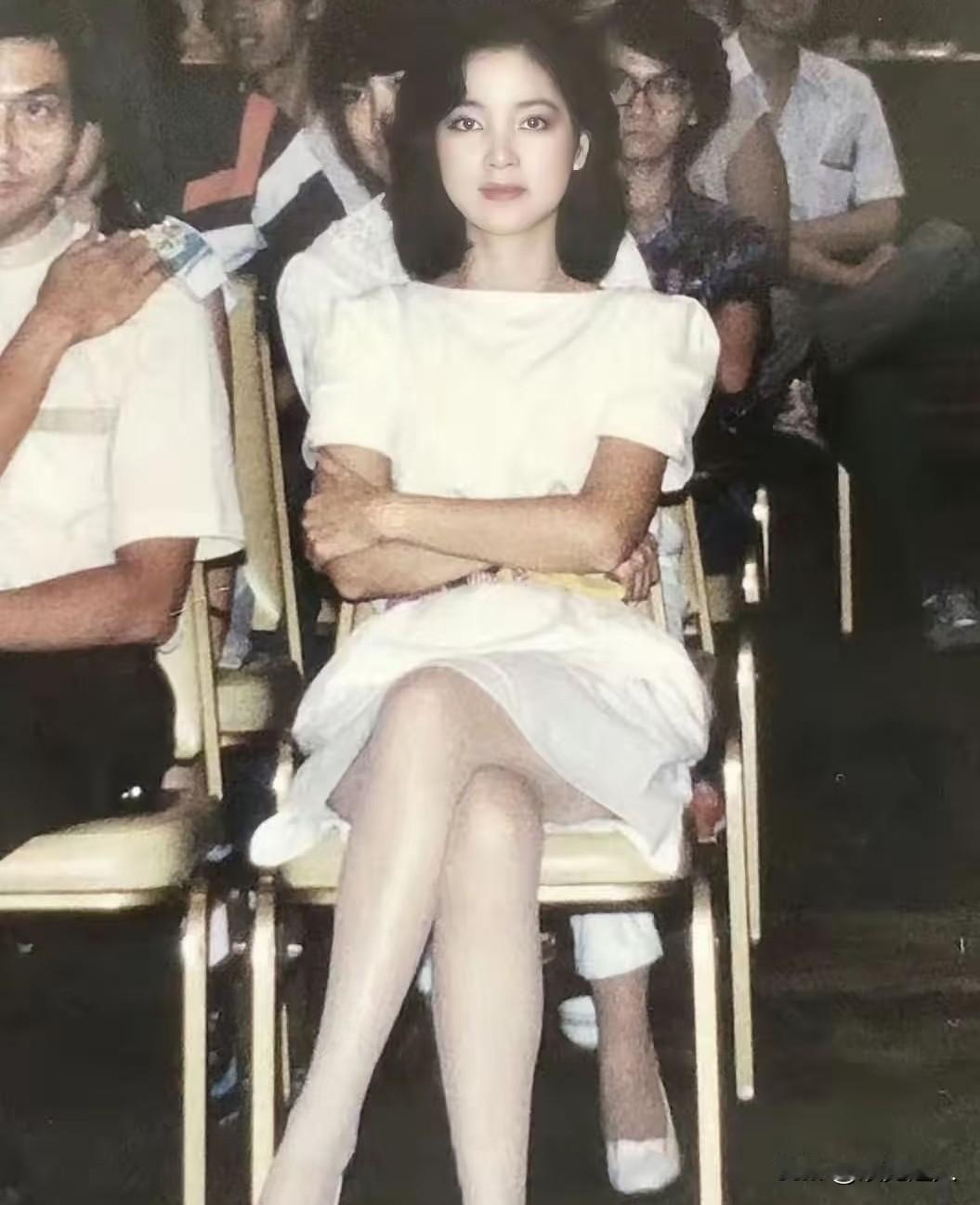 这张老照片里的邓丽君，真的美到心坎里！
 
说句实话，她比林青霞、关之琳还要戳我