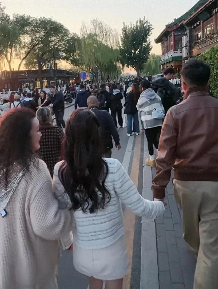 汪小菲和马筱梅结束湾湾四日行，回京后和张兰一家三口北海约会。张兰送儿媳一条珍贵项