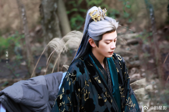 邓凯首封男刊邓凯首登男刊封面！自带气场，颜值身高双优越，我的男神太争气 