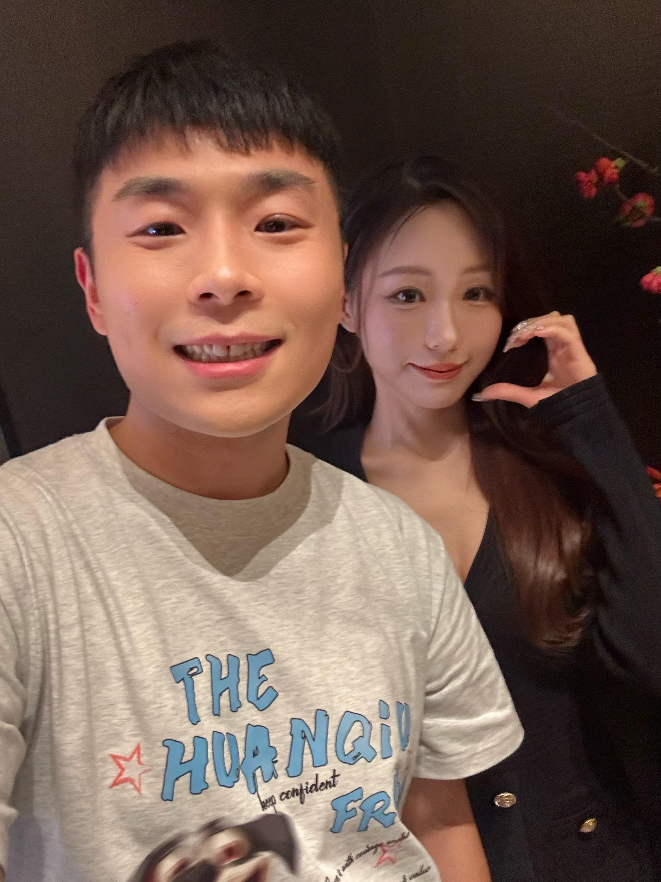 十队队长和爱妻。 