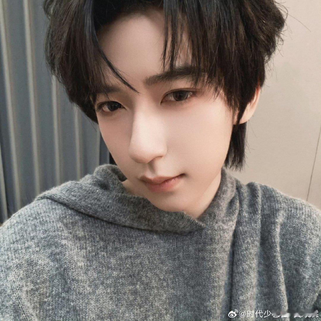 贺峻霖面不改色自拍贺峻霖已经能做到面不改色地自拍了贺峻霖已经能做到面不改色地自拍