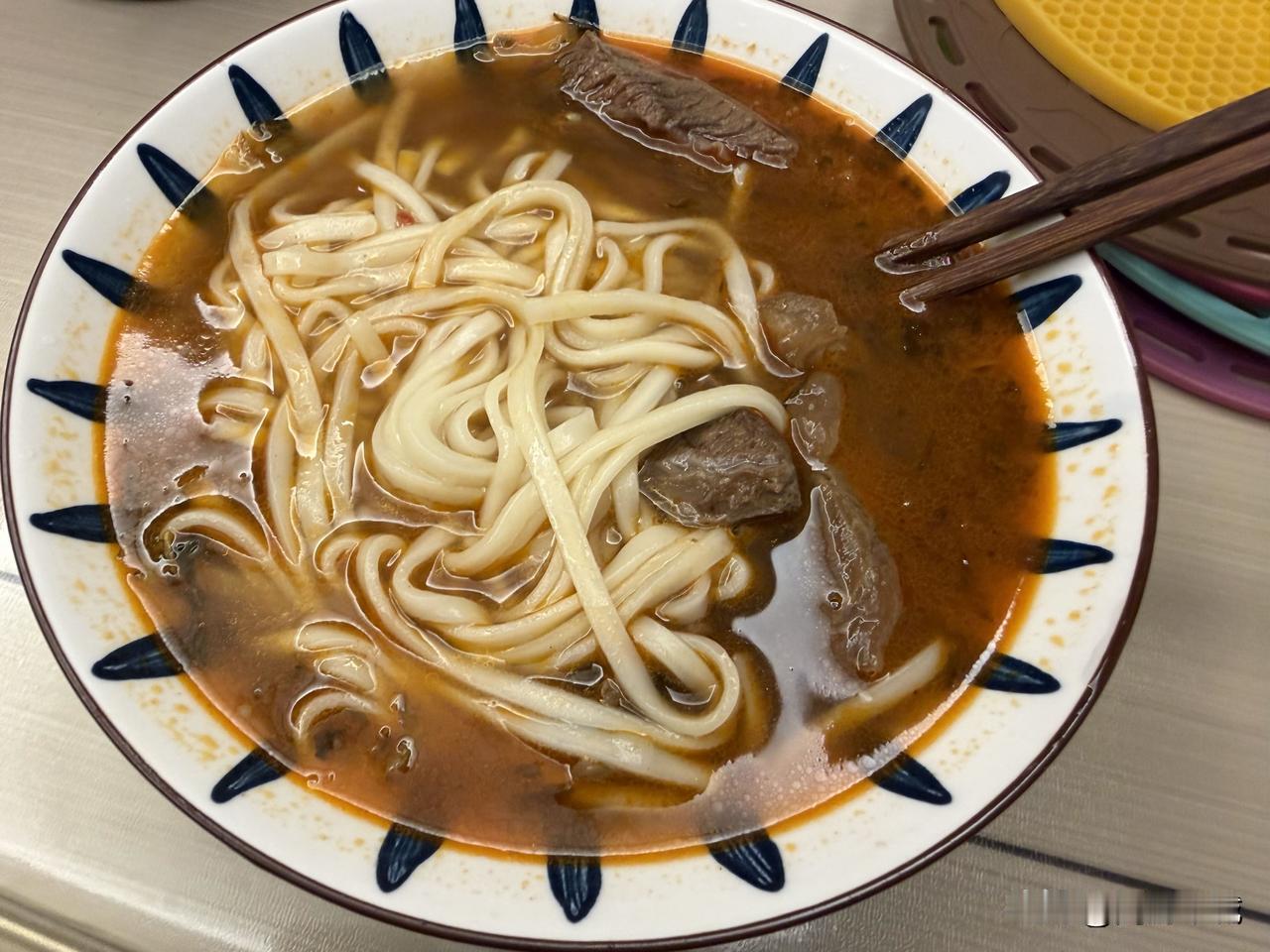 今日分享随手拍照片打完三个小时乒乓球🏓，肚子有点饿了，这时候来一碗牛肉面，不过