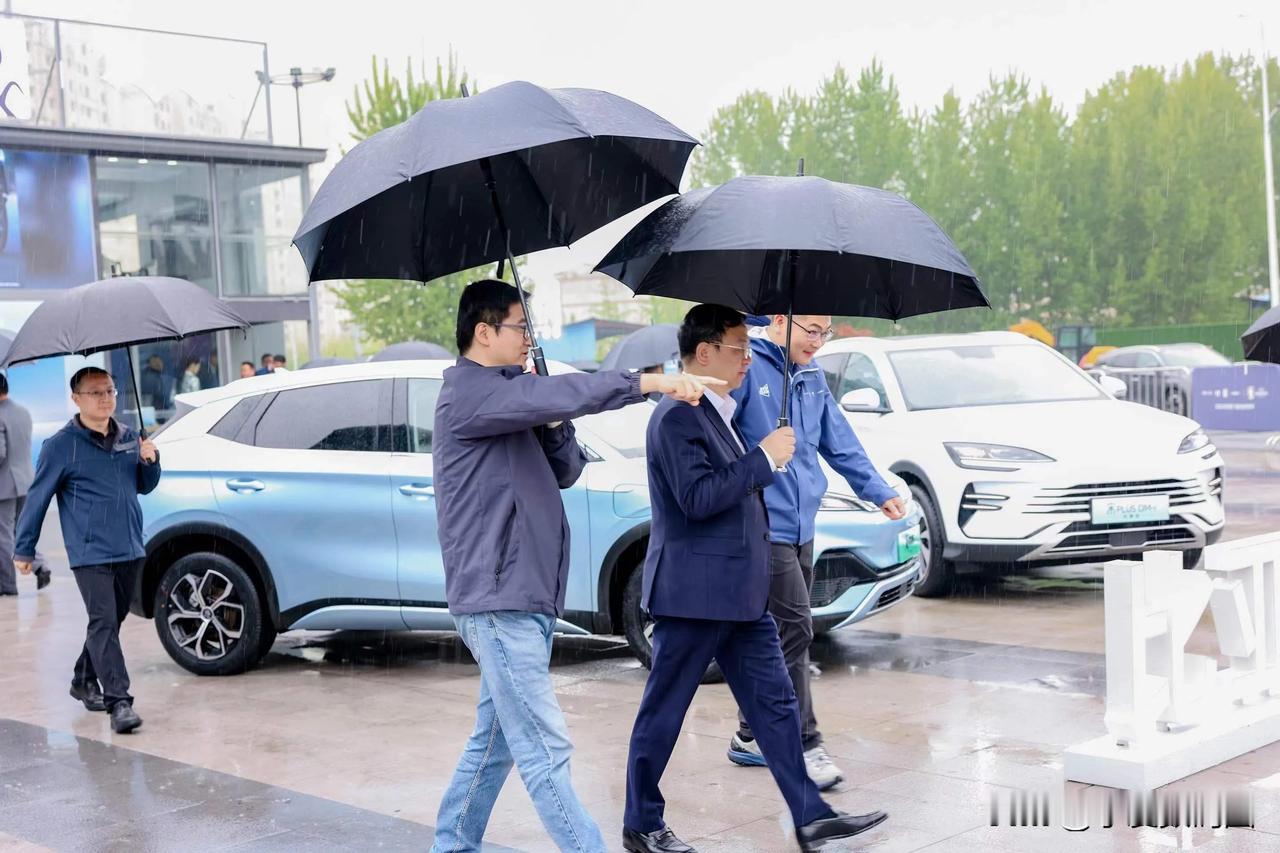 下雨也不能阻挡王传福到一线考察，上周末有人拍到在临沂市平邑县县乡市场，王传福自己
