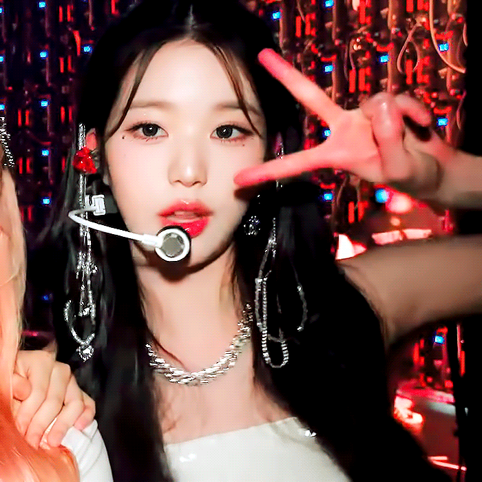 张元英用中文说等一下她真的有在用心学汉语啊，外卖来了，她随口说出 等一下，虽然音