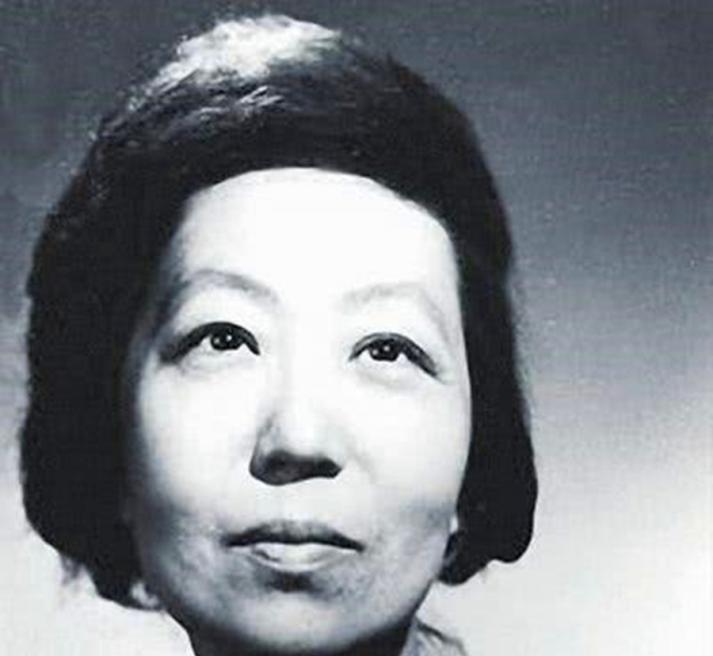 张爱玲晚年究竟经历了什么？她搬家180次，临终时竟衣不蔽体，生活如同流浪狗一样