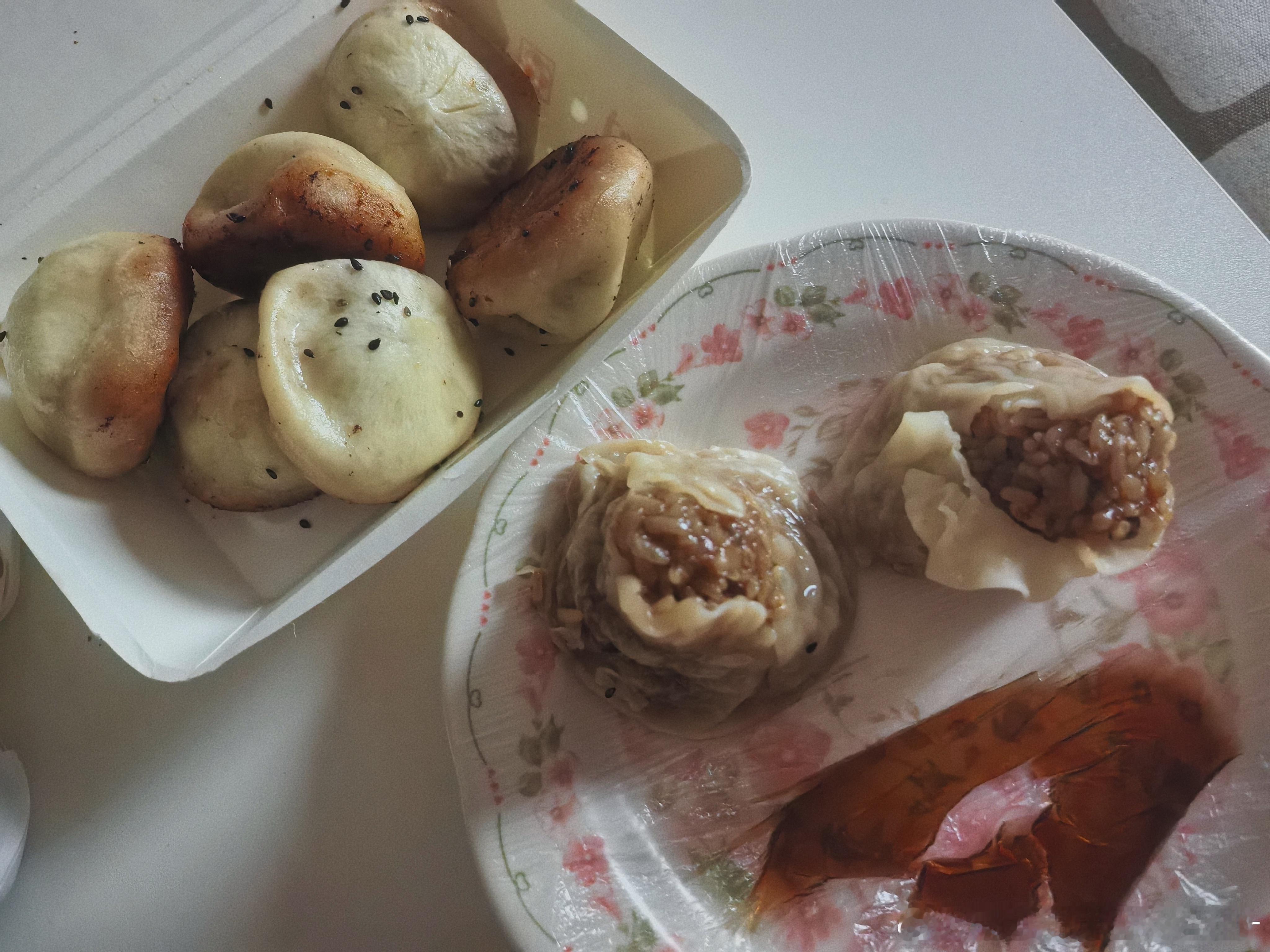 同事一下午一直在我旁边念叨饿，搞得我也好想吃东西，小姐姐碳水脑袋整天吃烧麦吃得都