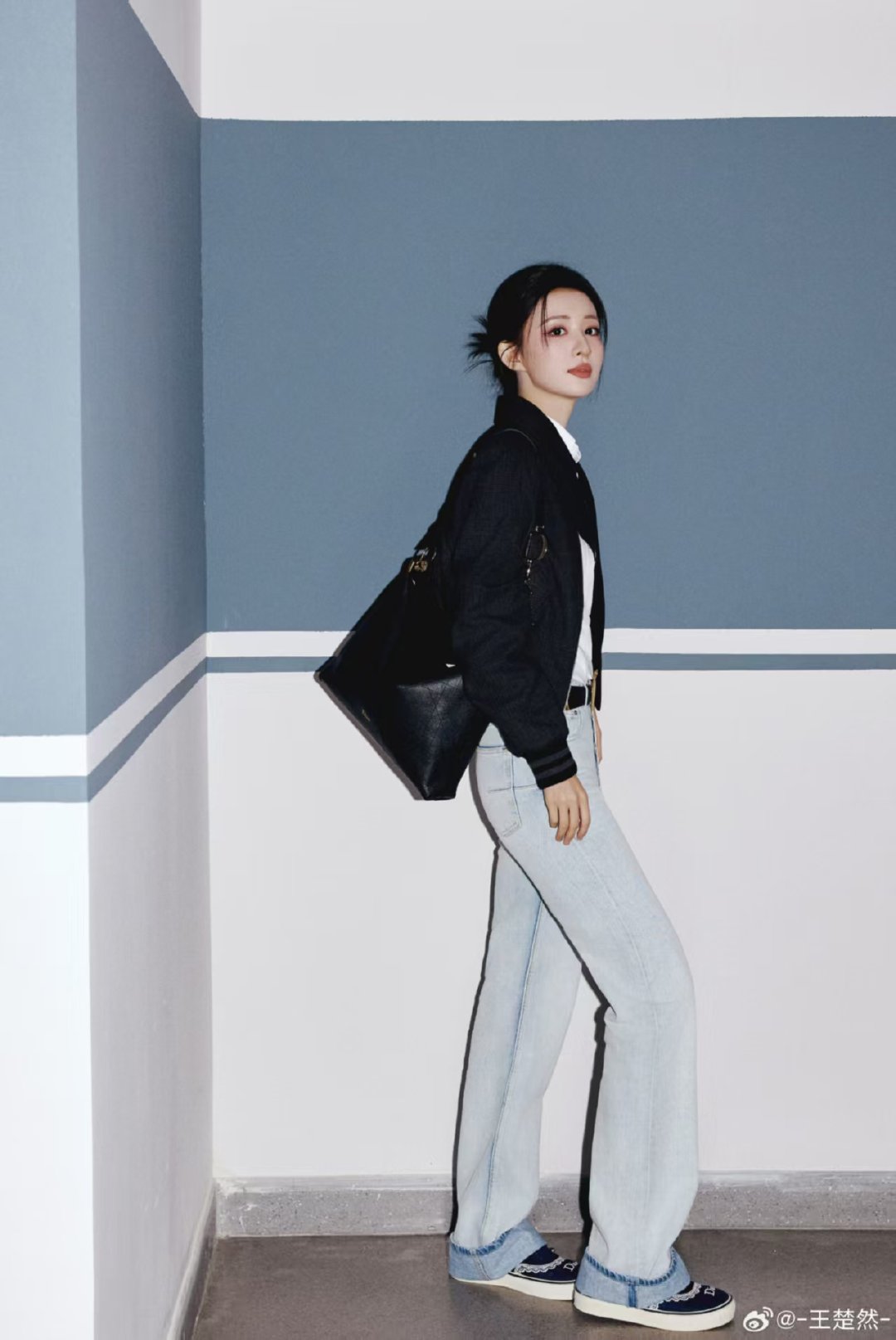 王楚然看秀王楚然看秀生图王楚然的老钱风自有腔调。丝质衬衫的光泽、手袋的质感，每一