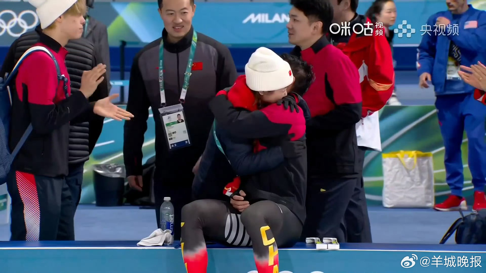 【#宁忠岩李琰拥抱#】 宁忠岩赛后与李琰拥抱！恭喜中国速度滑冰队！#宁忠岩金牌#