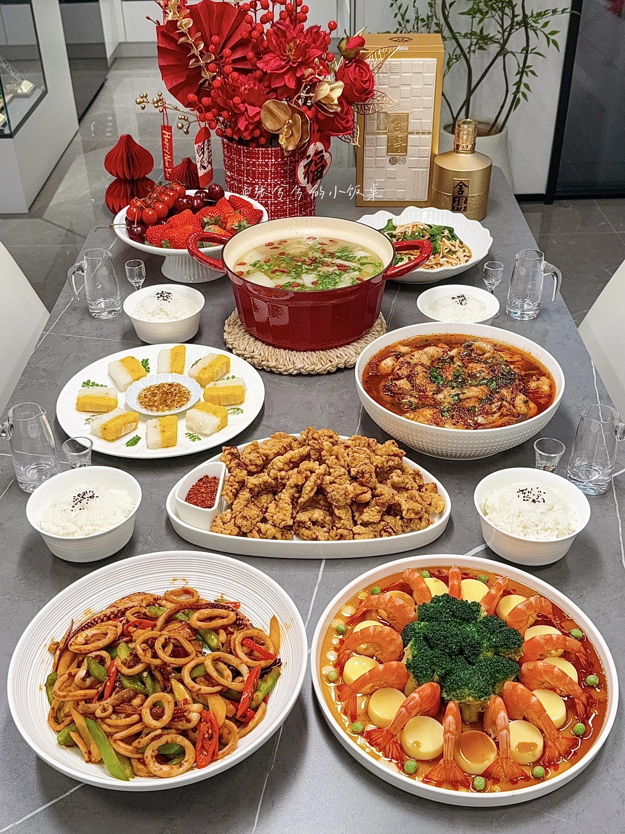 分享年夜饭灵感。🧧新年家宴菜单分享：  ❶【花开富贵虾】 ❷【小酥肉...