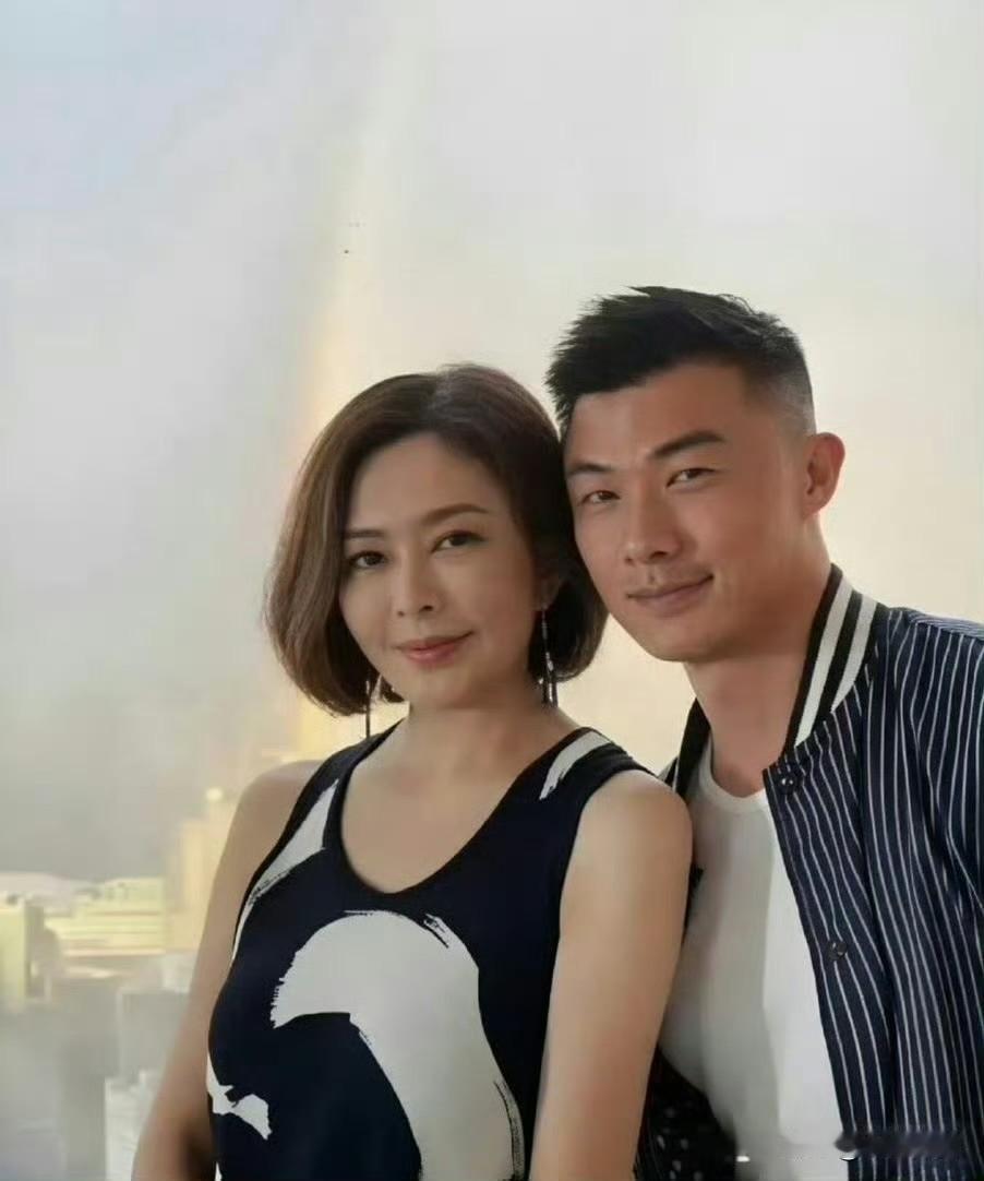 关之琳，引发热议。

8月6日，63岁的关之琳，冲上热搜，没想到，她的新男友才2