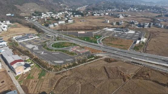 发现了吗？现在的高速服务区很多人下车就是去加个油，上个厕所，洗把脸，接杯开水，很