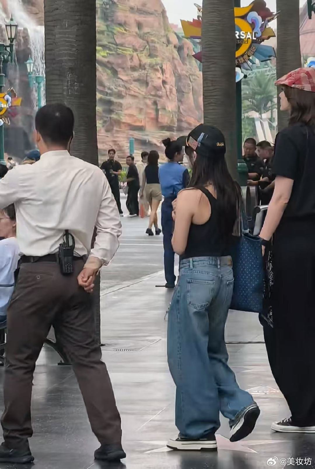 环球影城偶遇vava卡琳娜网友环球影城偶遇vava卡琳娜！网友环球影城偶遇vav
