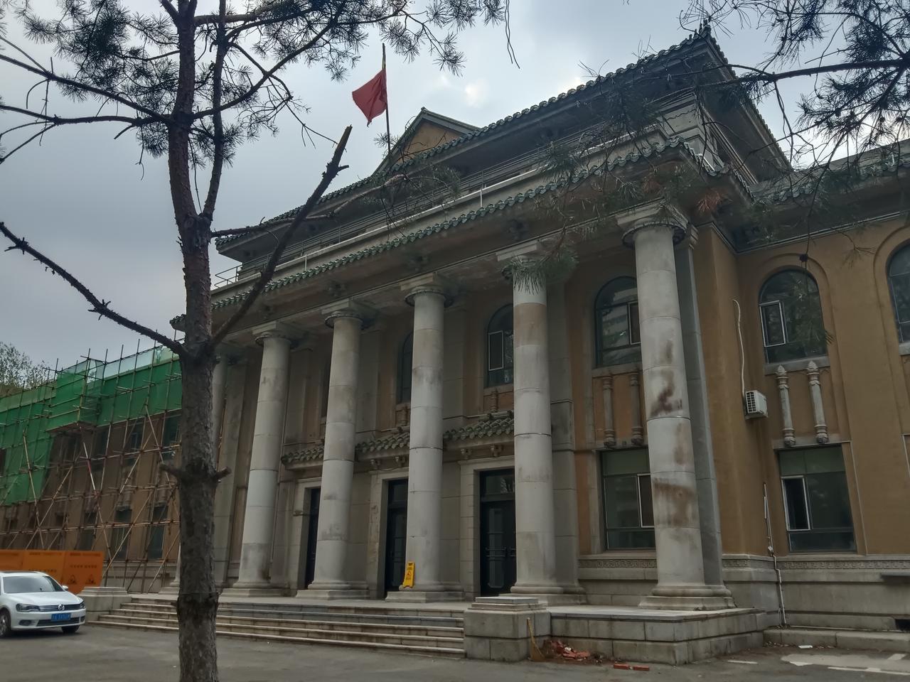 长春这座老建筑正在维修改造
 
今天下午路过人民大街与解放大路交汇处，一眼就看到