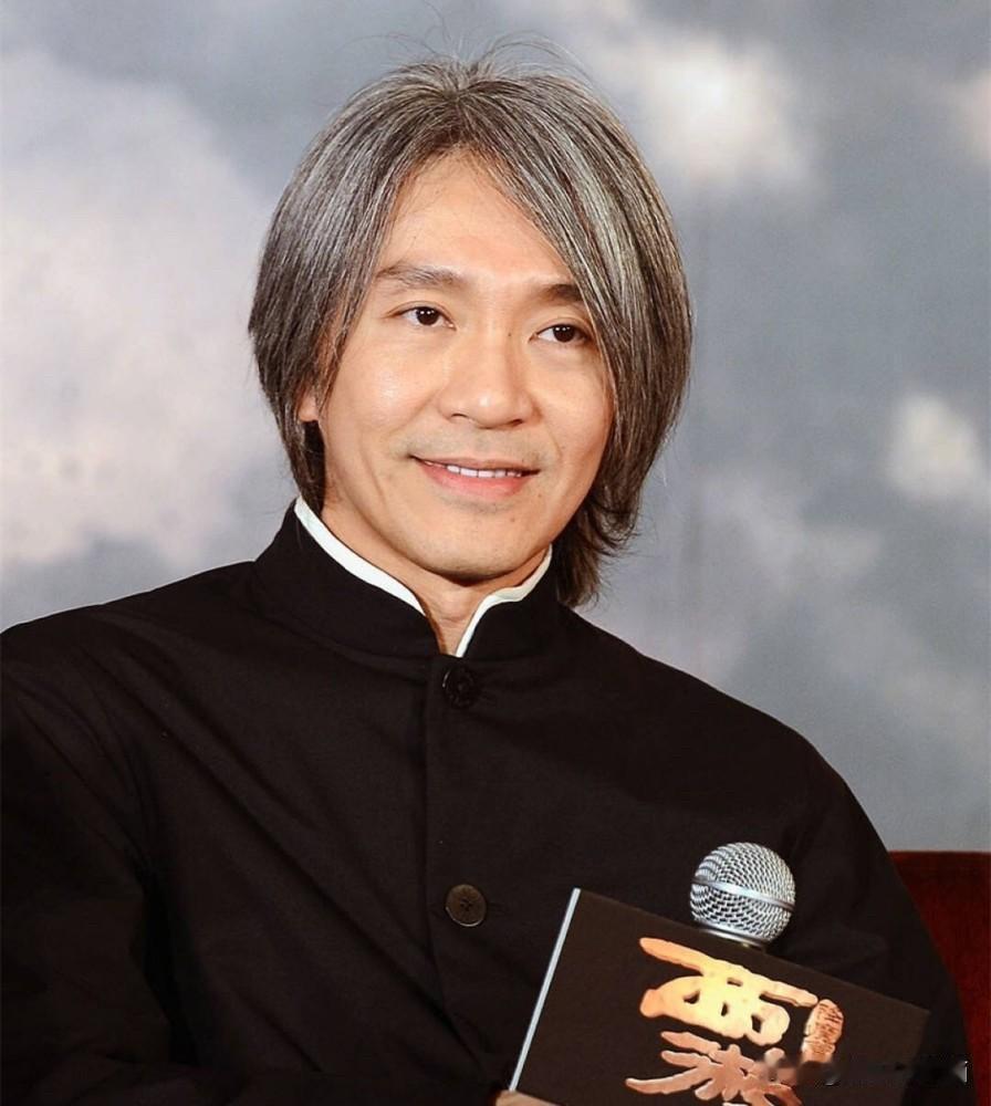 回看周星驰，拍了那么多经典爱情故事，把浪漫都留给电影，自己却一直孤身一人。
外界