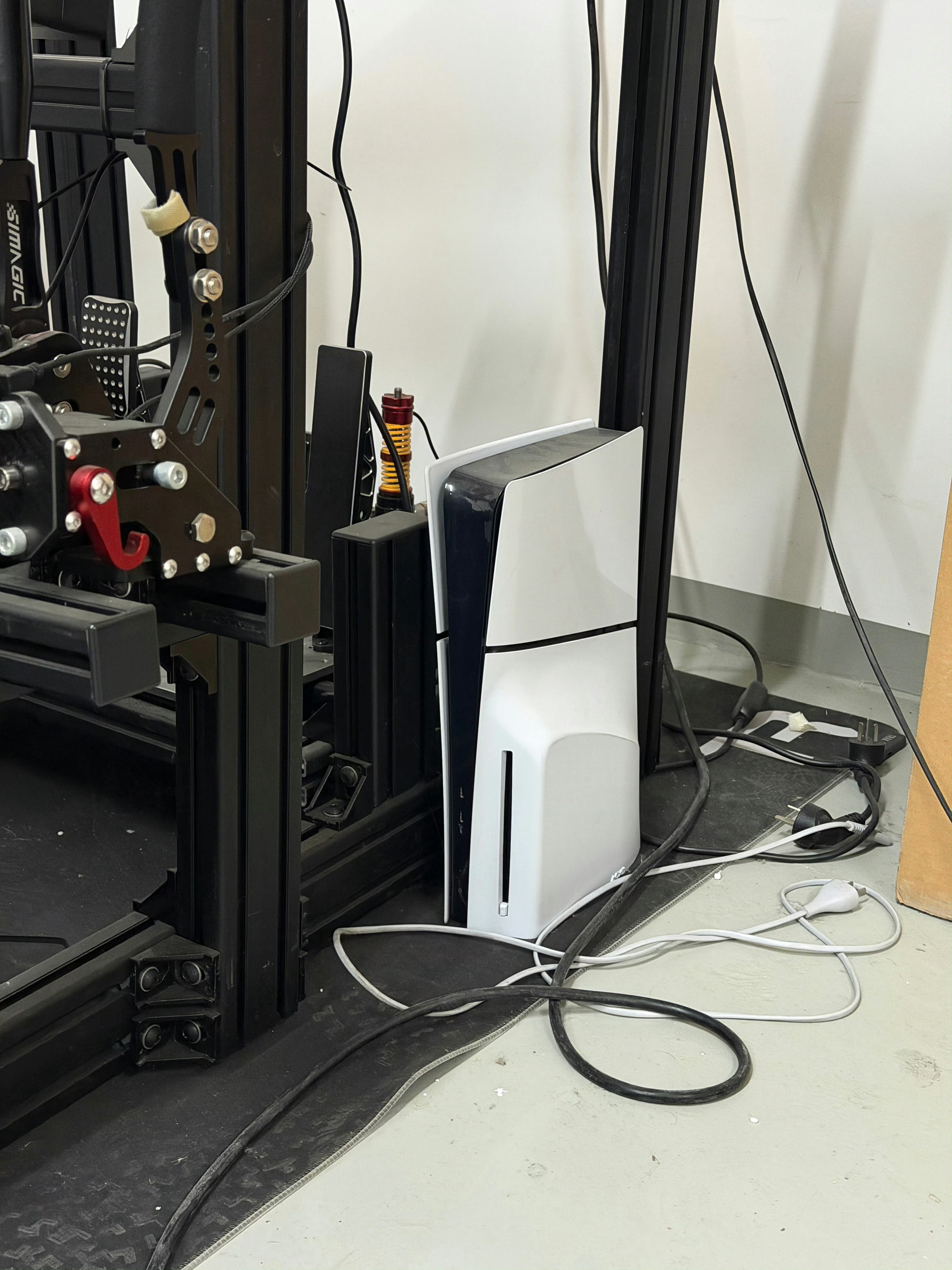 我看了下我的PS5当时买成3500、完了两年还涨价了！ 感觉又白赚几百