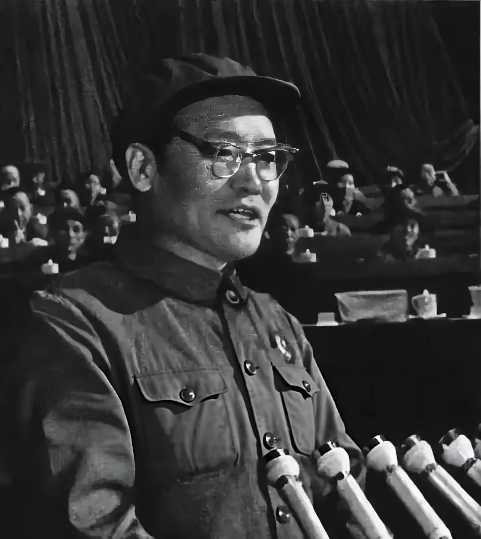 1988年，纪登奎吃完一碗面条后外出散步，走到第三圈时突然扶住石榴树，对妻子说出