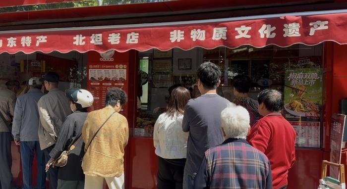 在济南市天桥区北坦街道的净香园熟肉总店，每到饭点总要排起长队。这是一家老店，好味