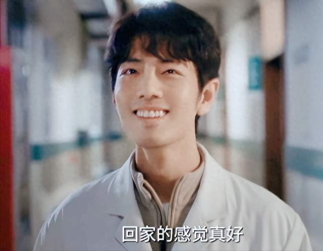 肖战《小城良方》首播热度第1，观众评价一针见血，预制菜太假了