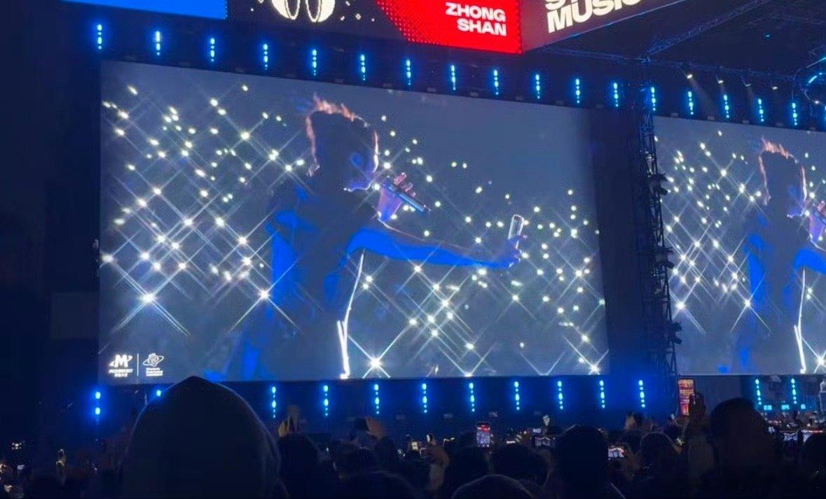 薛凯琪担心观众手机没电薛凯琪的音乐节，是电量和情感的双重充电站吧，菲菲姐的电量永