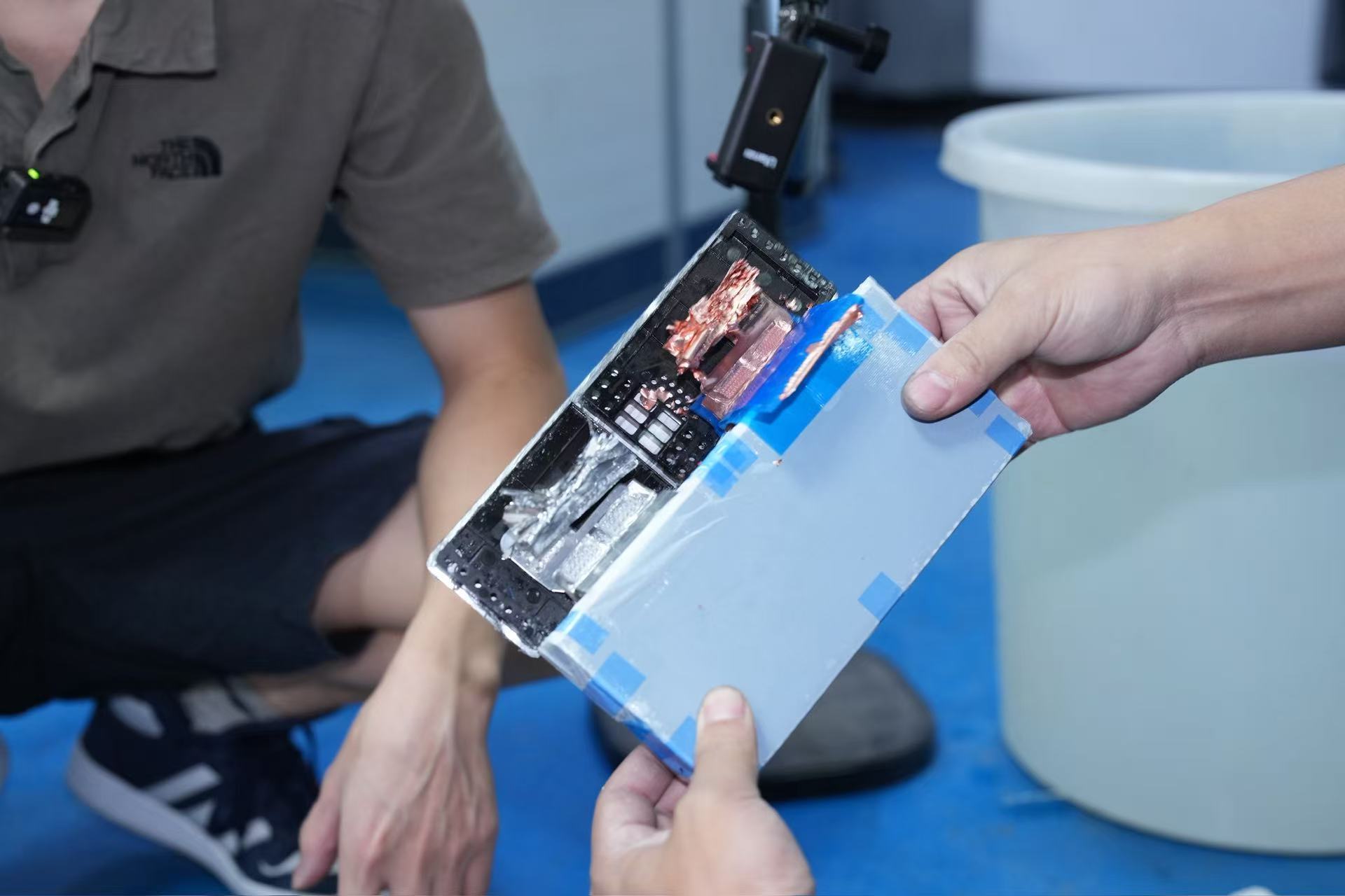 欣旺达电池铝壳内没有电解液积液，因此更不容易起鼓。而且极片在左右两边角落做了特殊