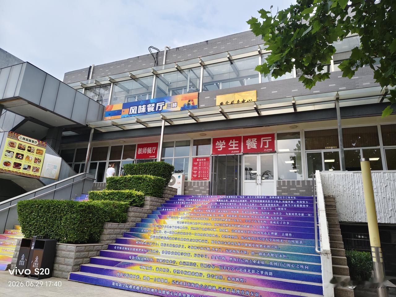 近期高考成绩陆续出炉，新的一轮高考开始报志愿了。您为孩子高考报志愿花钱了吗？我是