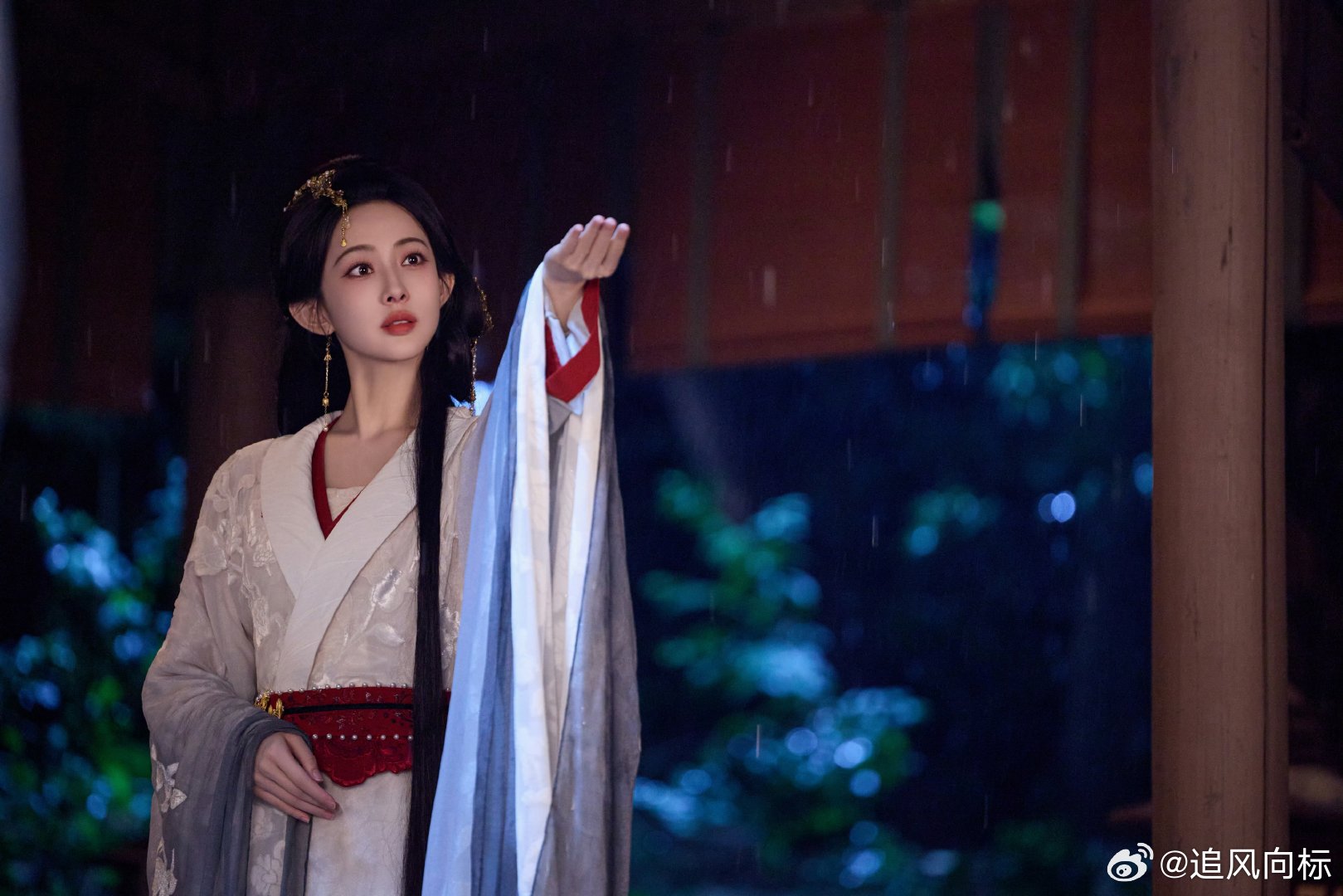 百花杀孟子义大婚赖伟明成失恋小狗百花杀看着沈汐和大婚的画面，萧长赢全程安静站在角