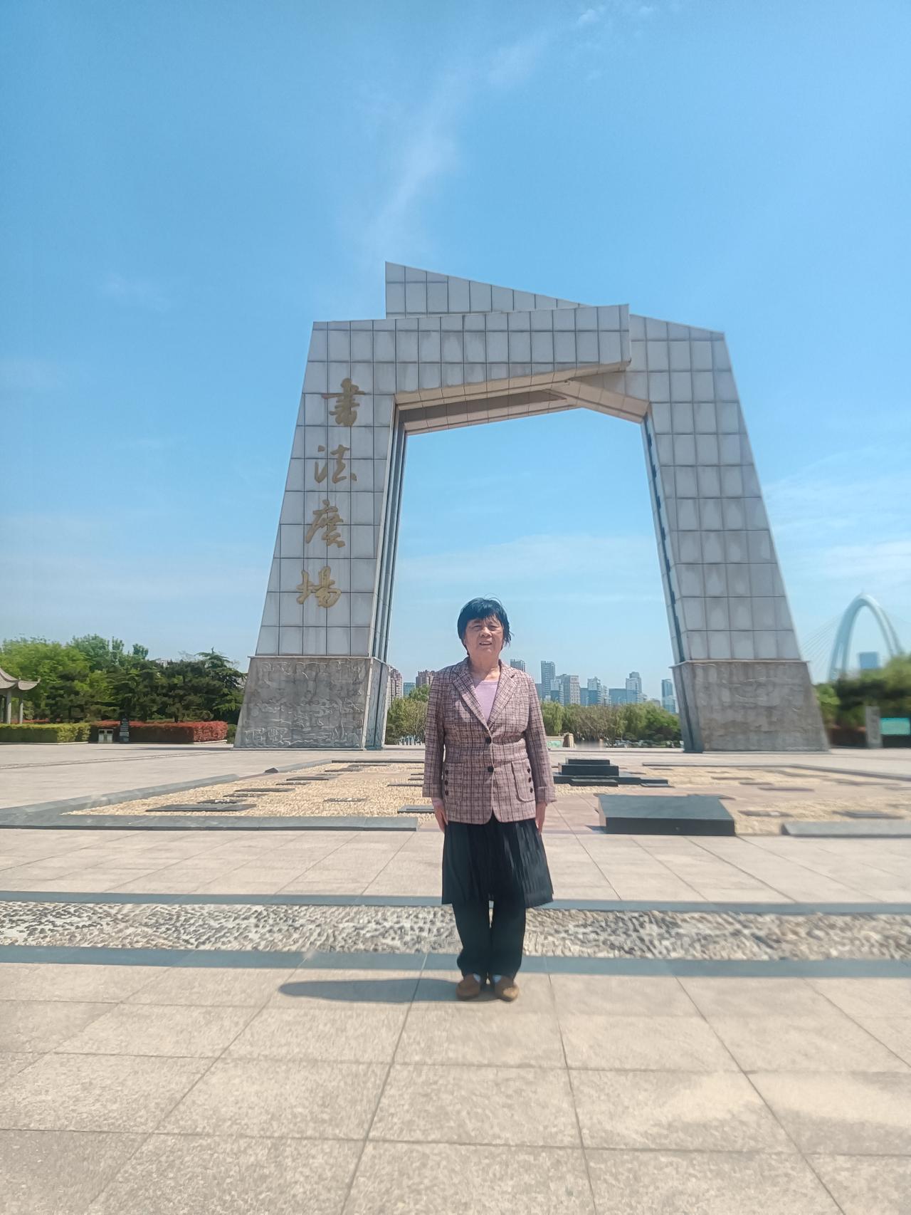 家
文/李兴伟
人生归处是故乡，
呱呱坠地此中长。
掘土嬉游破裤裆，
婴孩稚子度