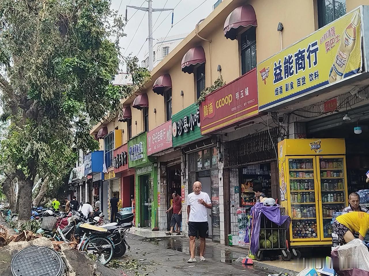 可乐涨价
2024年9月7日，海口市遭遇台风肆虐，被迫全城停水停电断网。我走去潮