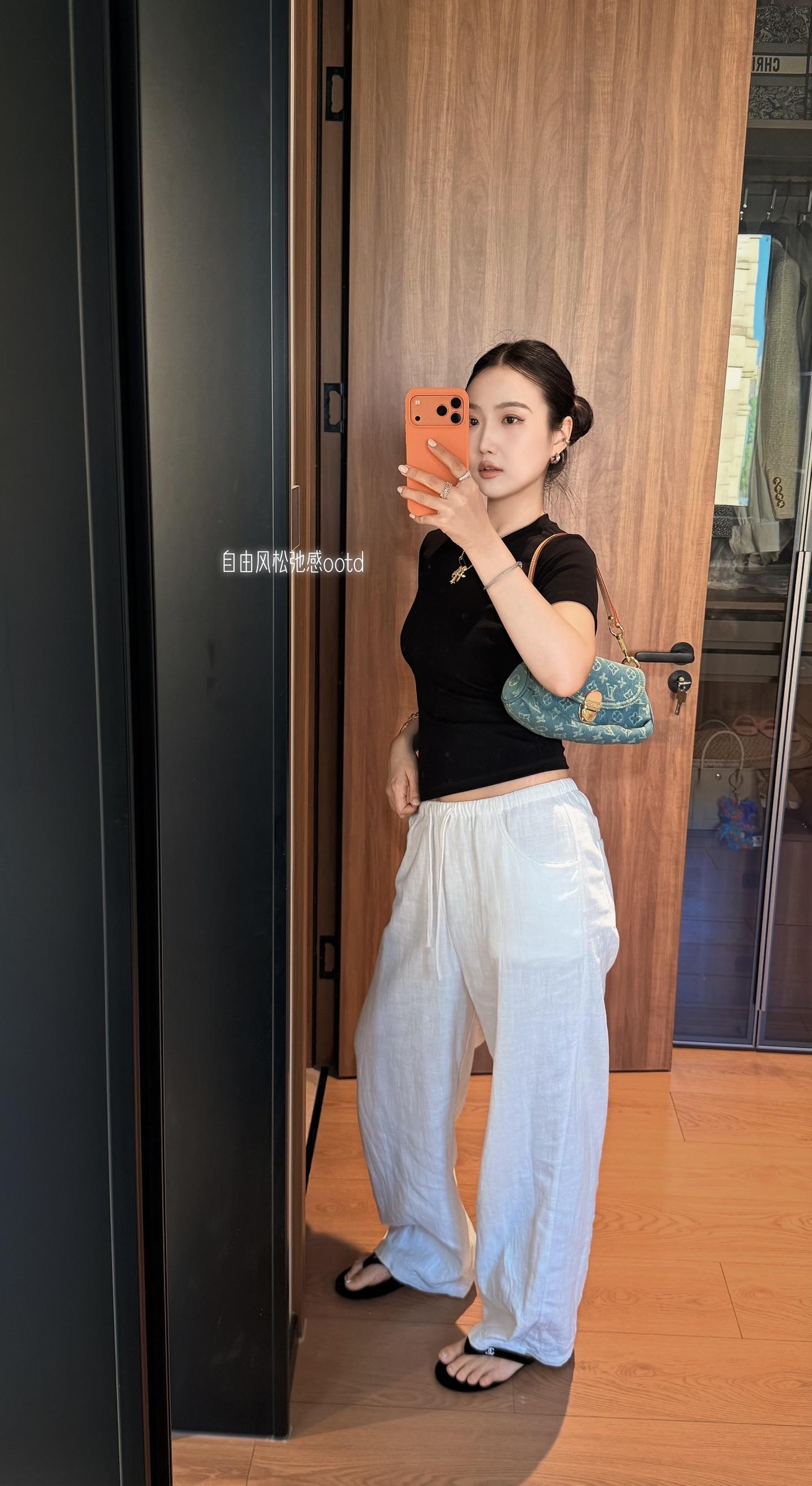 幸福大概就是：一个脾气不好的女孩子，遇到了一个脾气更不好的男孩子，而那...