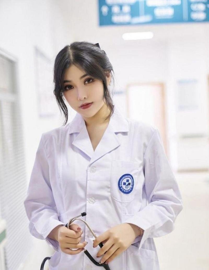 经常去医院的朋友应该会有发现，女医生大多数颜值一般，但是护士基本上都很漂亮，如果