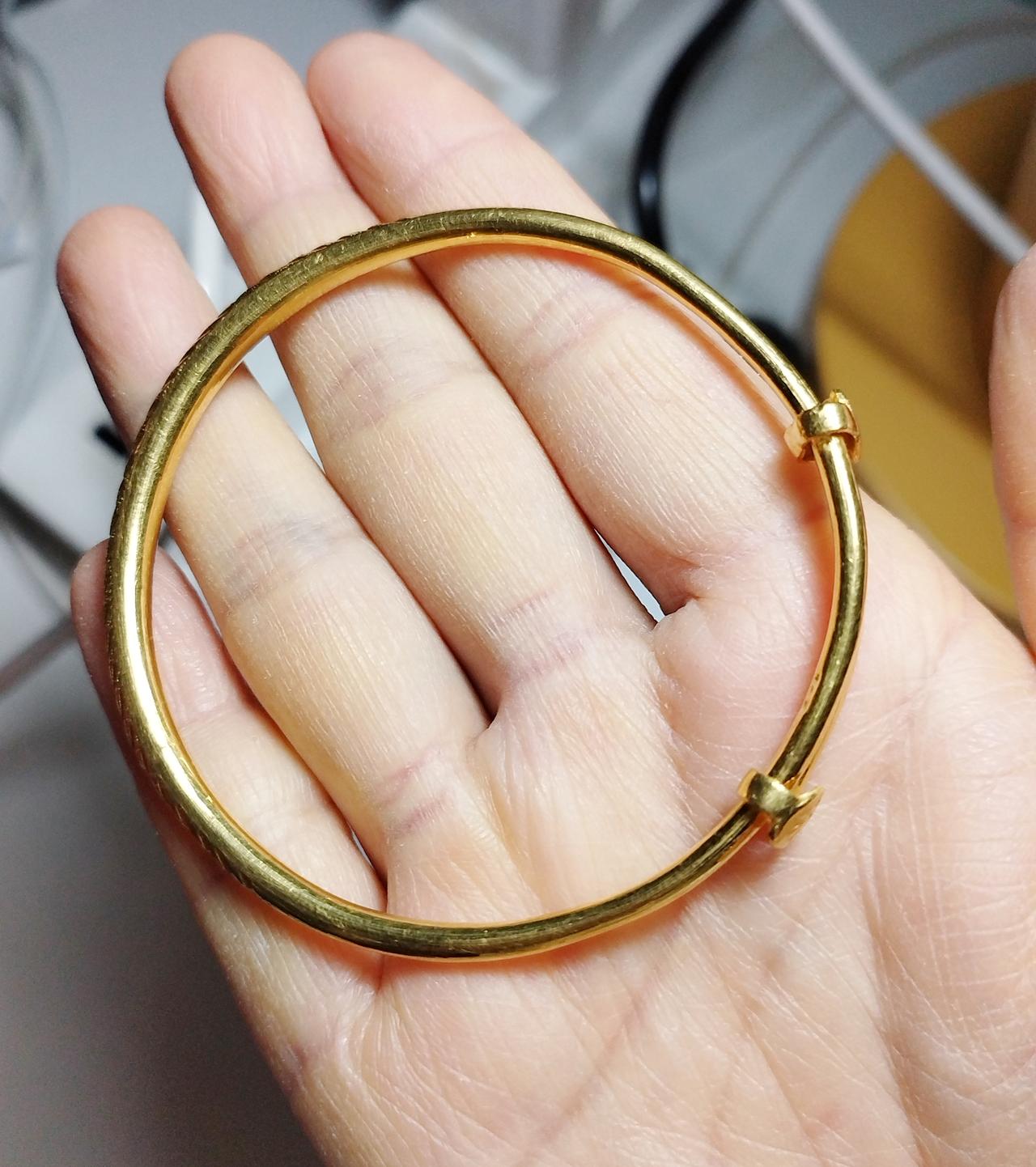 就这么一个不起眼的小圈圈，现在值六万，当初买它的时候谁能想到呢？
记得那是十二年