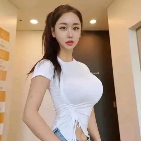 夏日清爽穿搭，白t恤+牛仔短裤，简约又时尚！简约上衣配短裤 牛仔短裤穿搭女 高腰