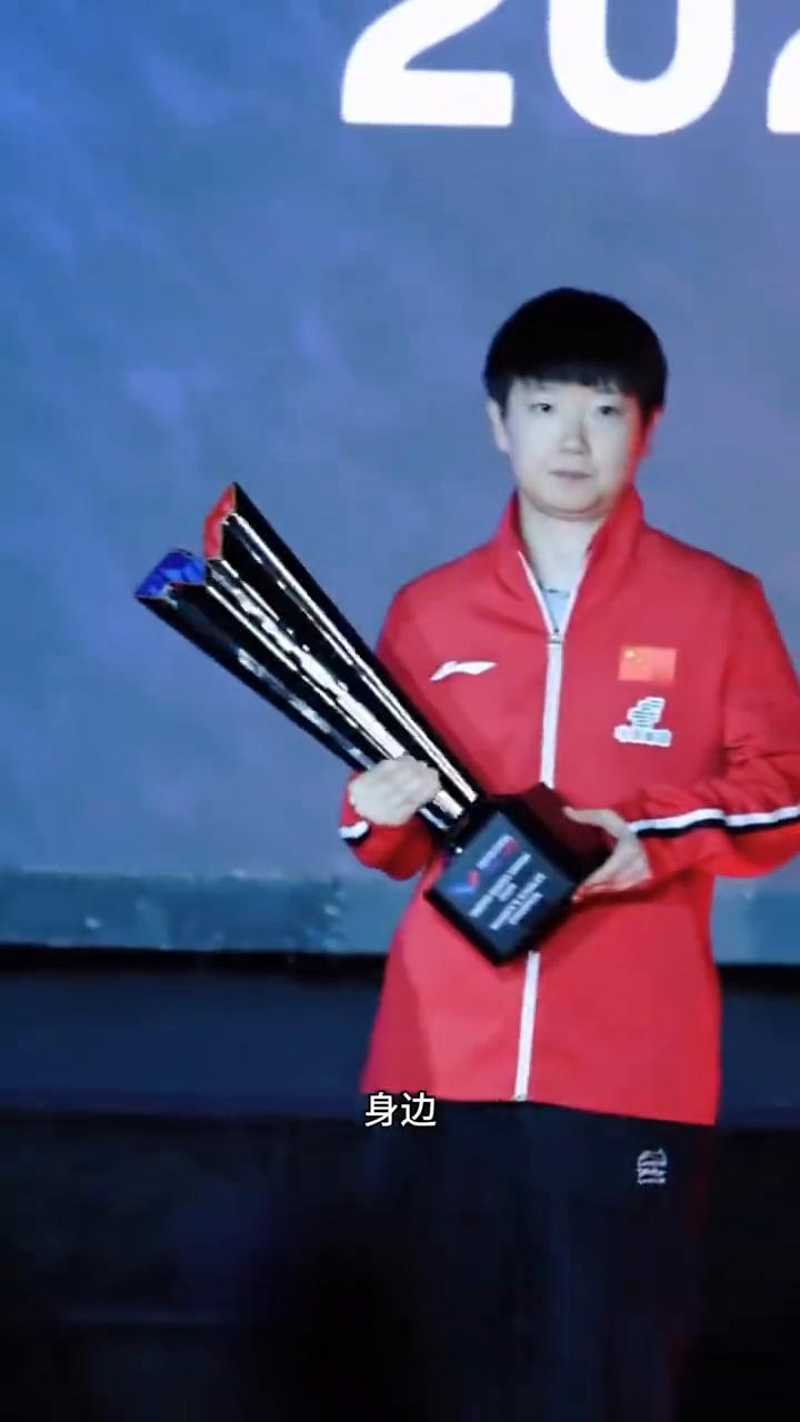 铁打的莎莎，流水的男单冠军。身边男单冠军换了一茬又一茬，孙颖莎永远站在这里。合影