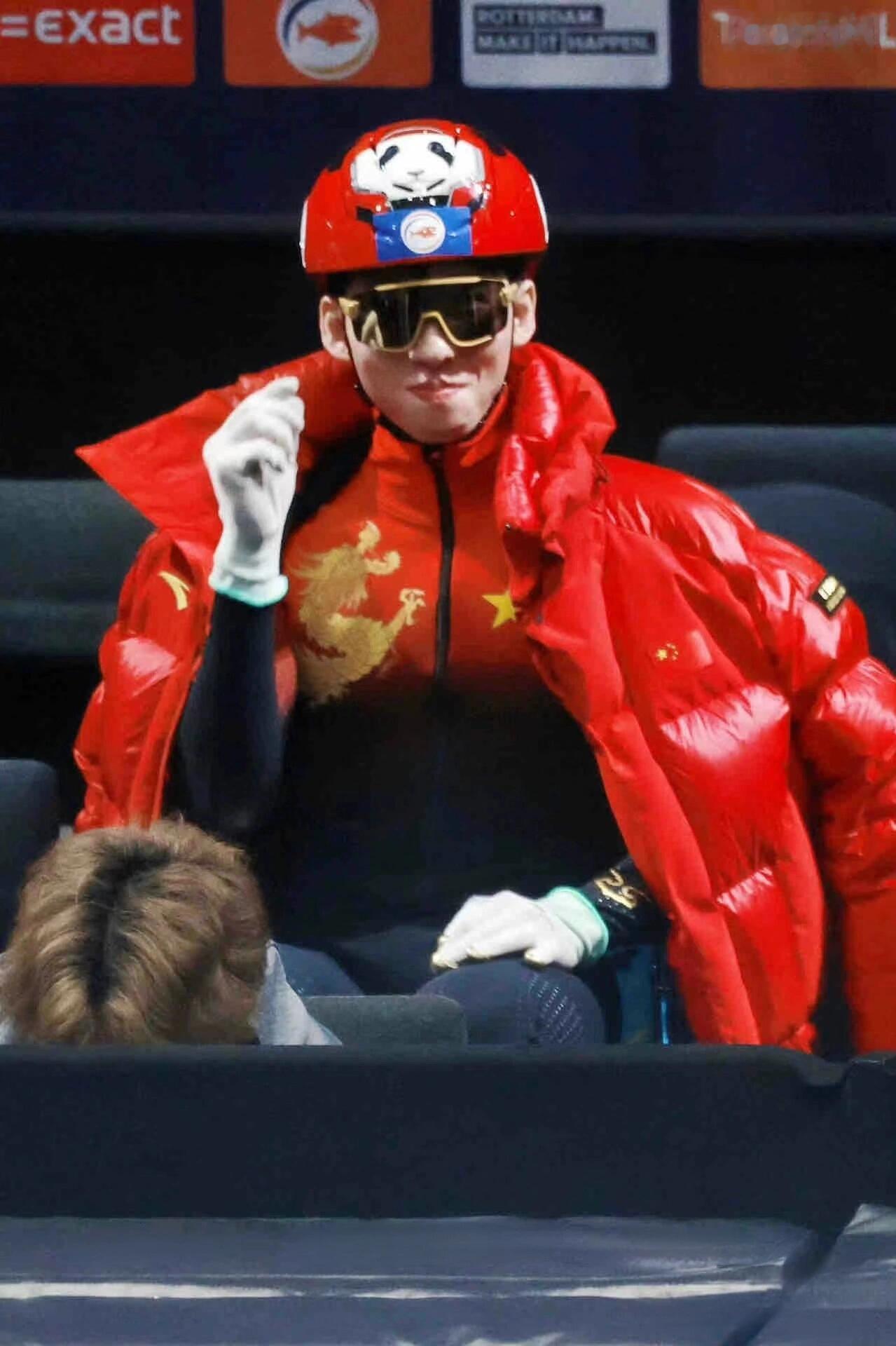 一人一张运动员反差神图林孝埈这反差有点大啊。图一：我最酷我最拽图二：啊～绷不住了