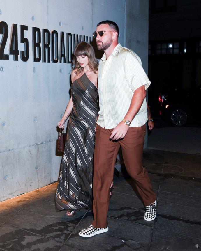 霉霉Travis婚后首次公开约会TaylorSwift金属条纹挂脖长裙 霉霉和丈