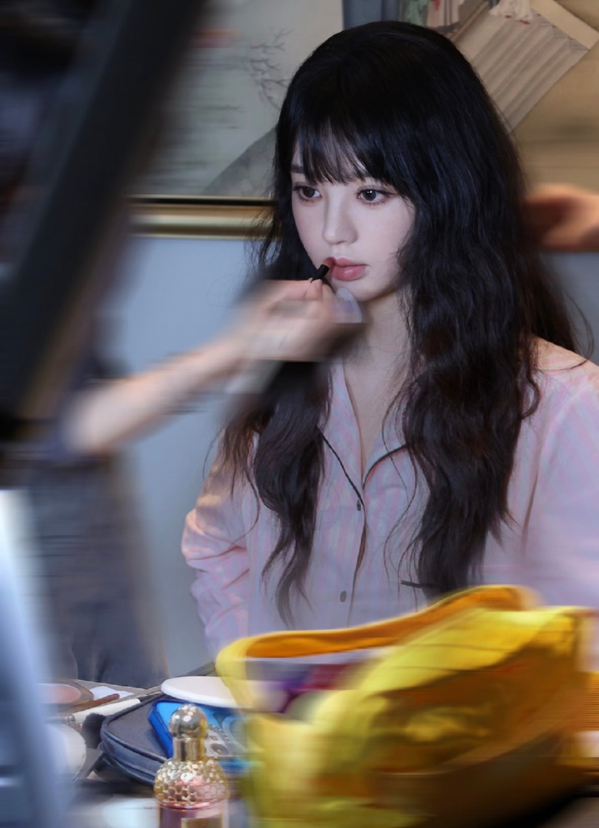 田曦薇化的妆被质疑忙忙碌碌寻宝藏 田曦薇化的妆主打一个精致自然，王安宇吃完饭妆还